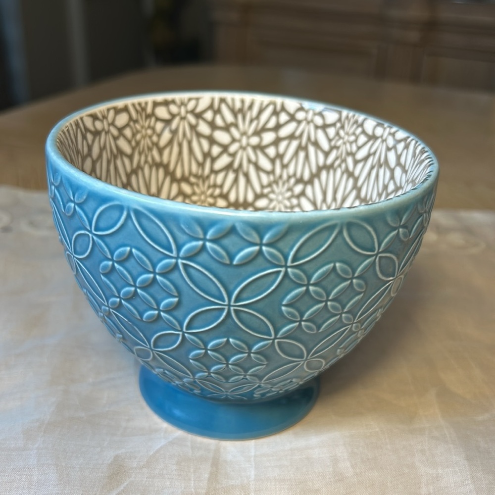 Signature Embossed Cup - Picture 2 of 7